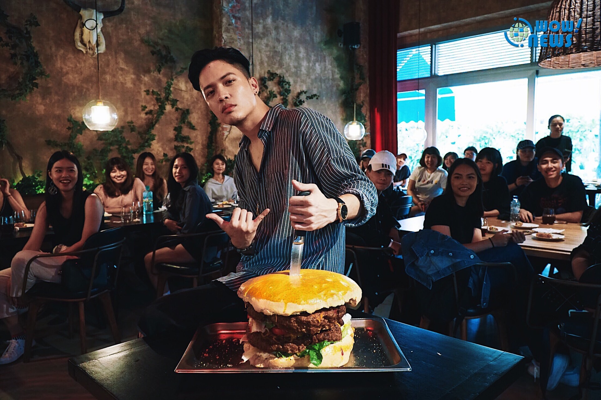 J.Sheon首次開趴會粉絲 一早起床揉麵團親製超大型漢堡 滿足歌迷口腹之慾 ENews新聞網